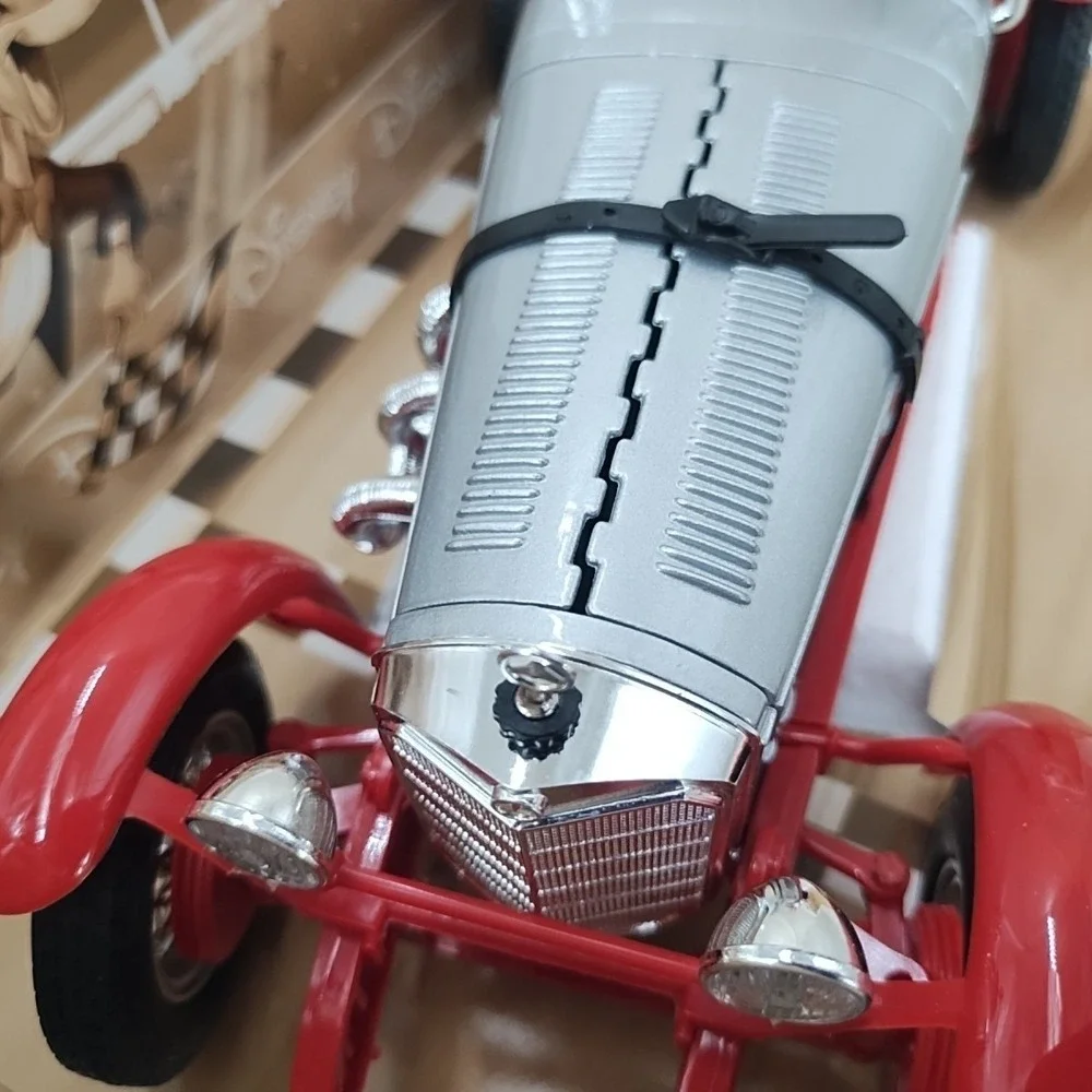 Bburago 1:18 Scale Diecast Goofy Disney Mercedes Benz SSKL Burago Silver Red